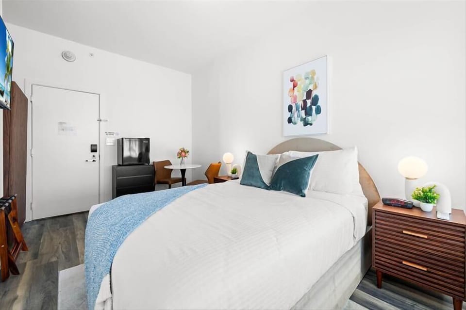 Miami Miami Beach Junior Queen Studio Bedroom