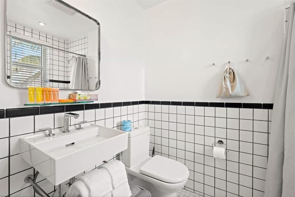 Miami Miami Beach Junior King Studio Bathroom