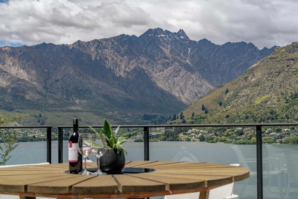 Enjoy incredible meals on the spacious deck with a BBQ, overlooking breathtaking views of The Remarkables and Lake Wakatipu.
