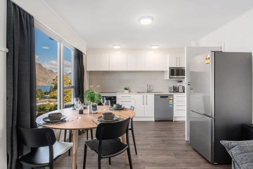 Spacious and welcoming eat-in kitchen