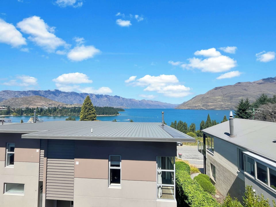 Elevated outlook across Lake Wakatipu