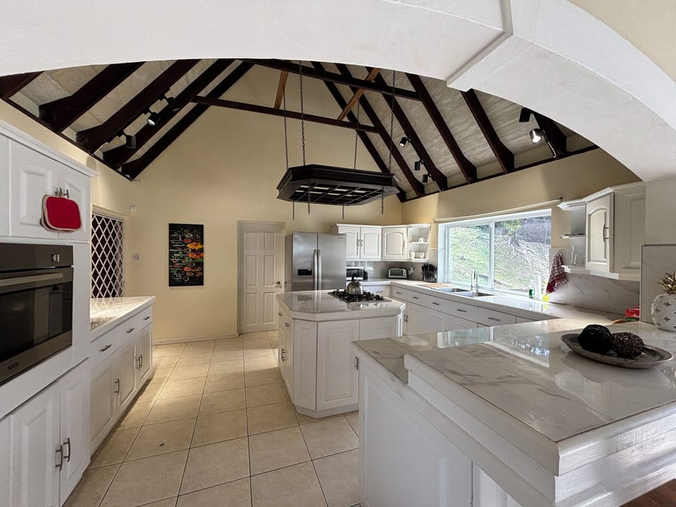 Spacious chef's kitchen ready for your enjoyment.