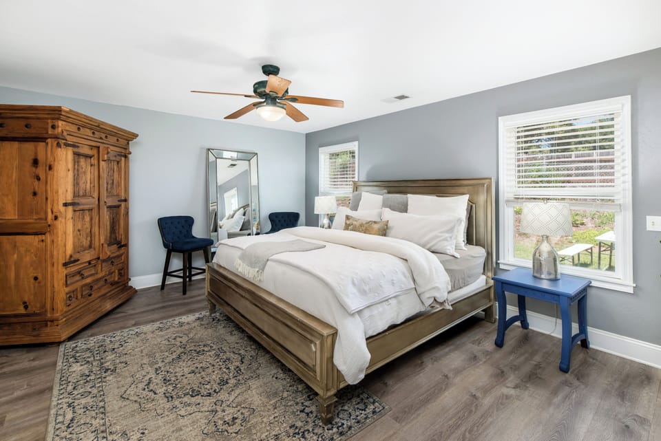 Main House - Primary Room w/King Bed and en suite bathroom