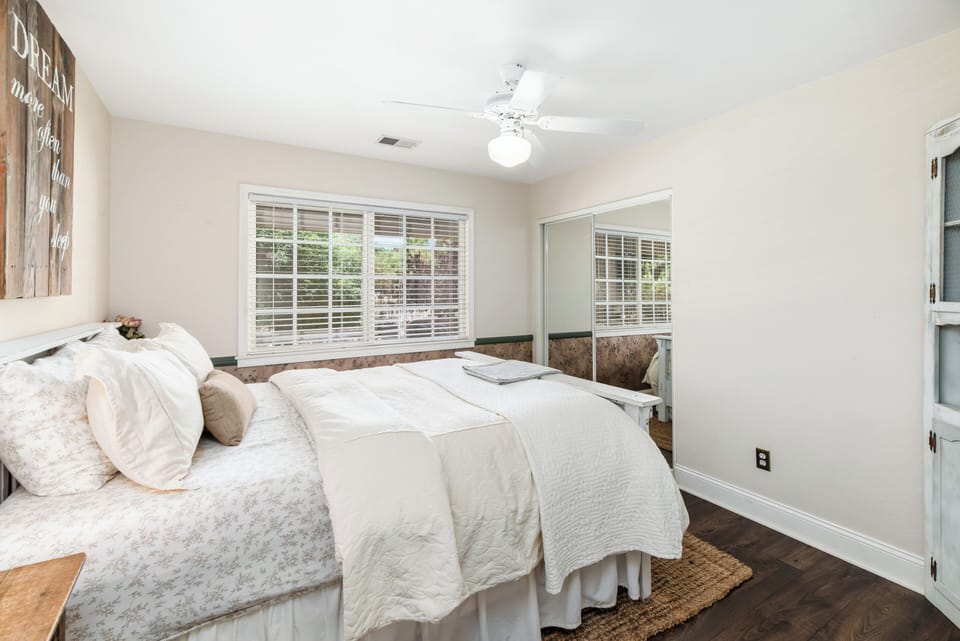 Main House- Room 3 | Queen Bed
