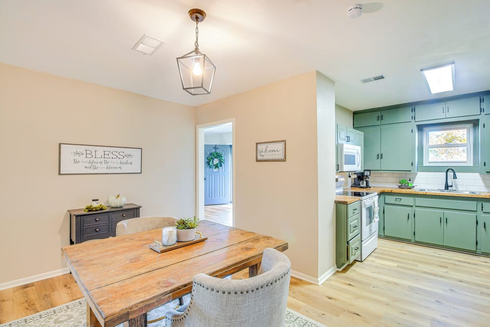 Additional Dining Area | Dishware & Flatware Provided