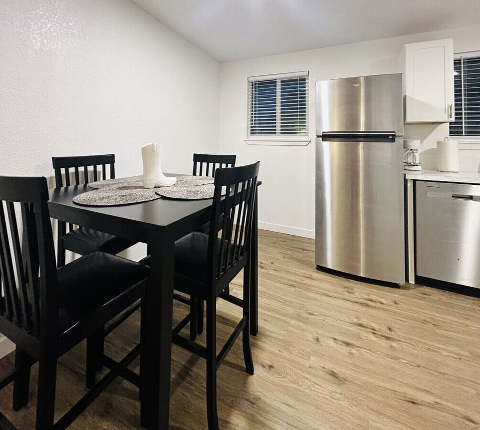 Sparkling Kitchen with Dining Table