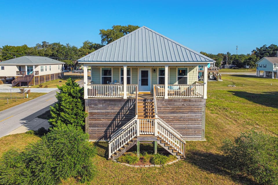 Gulfport Vacation Rental | 3BR | 2BA | 1,200 Sq Ft | Flight of Stairs to Enter