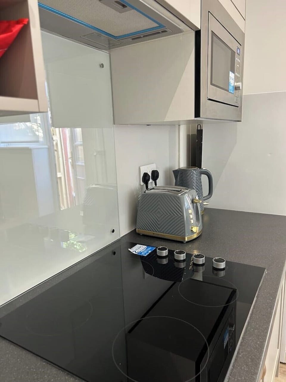 electric hob , microwave, kettle and toaster