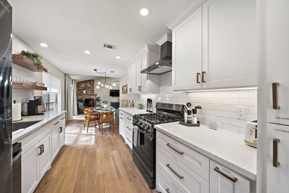 Fully equipped kitchen with high quality granite countertops.