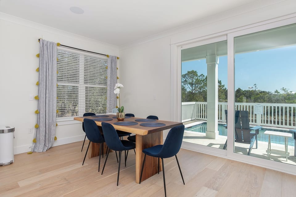 Dining for 6; bar seats for 4!