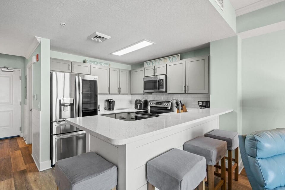 Kitchen with Breakfast Bar