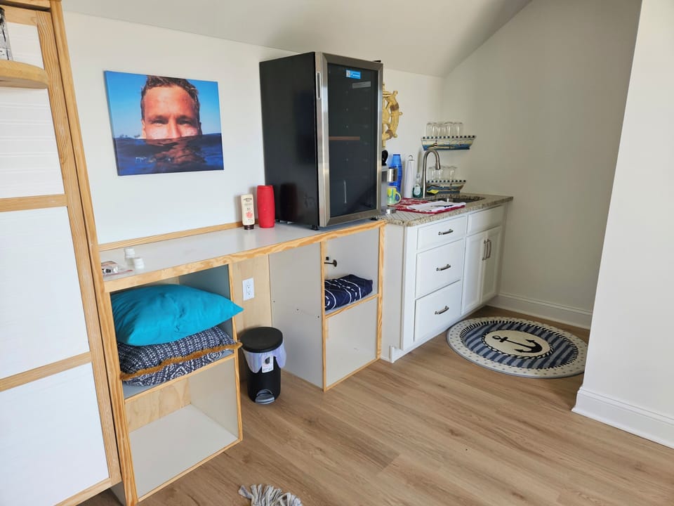 3rd floor wet bar