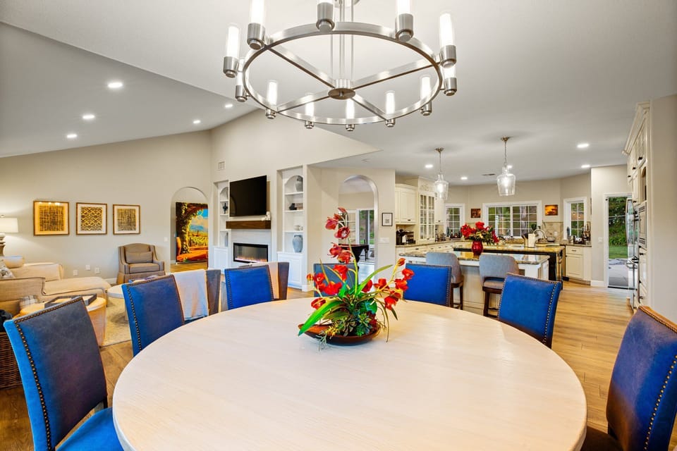 Large Dining Area and Table Perfect for Family Gathering