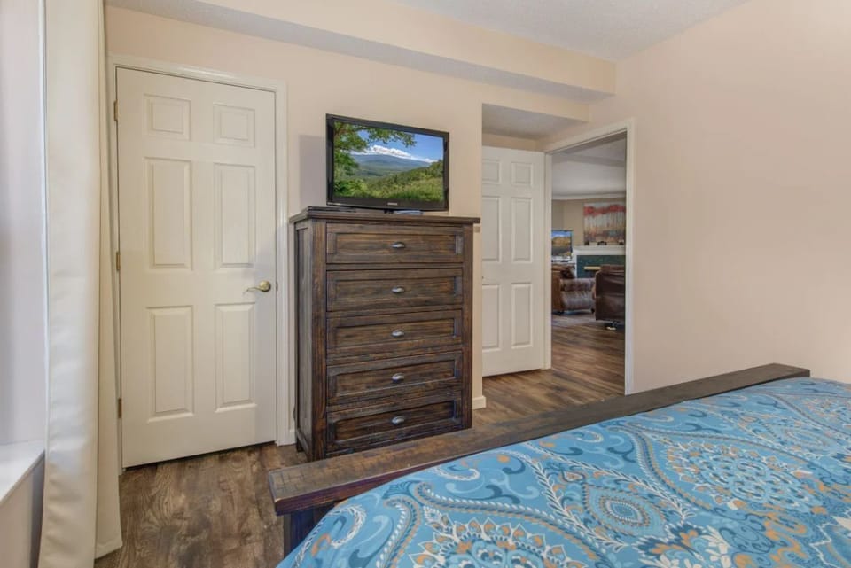King Bedroom with Cable TV and WIfi