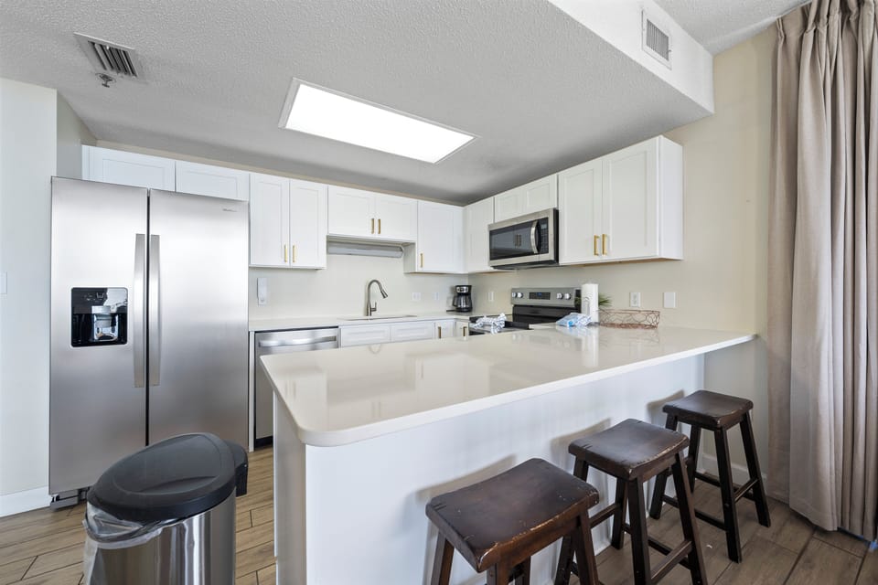 Eat-in kitchen bar seating