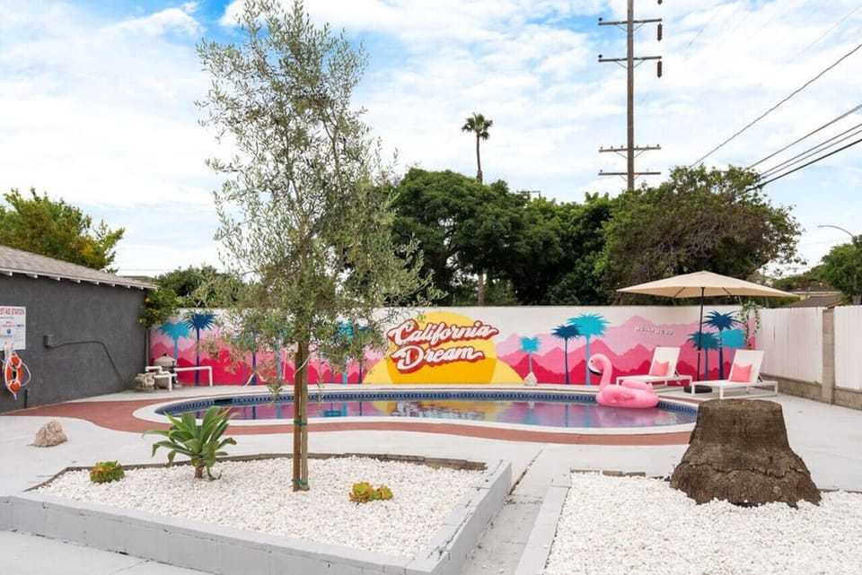 Your California Dream awaits! 🌴☀️ Relax by the pool in this vibrant and colorful outdoor space, perfect for soaking up the sun. #PoolsideParadise
