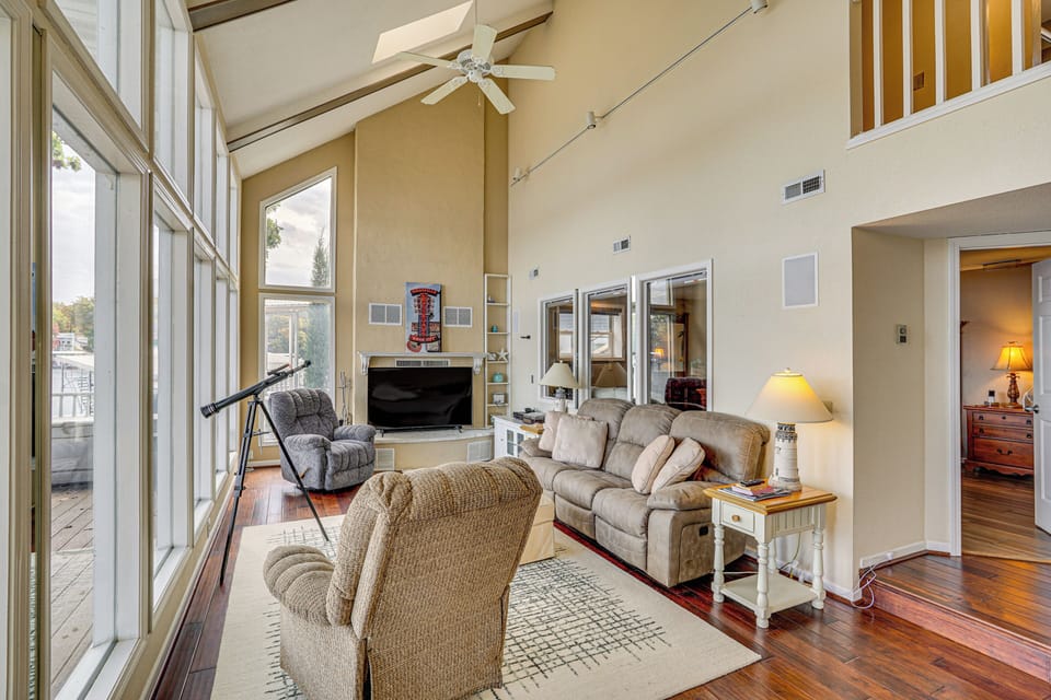 Sunrise Beach Vacation Rental | 4BR | 3BA | 2,806 Sq Ft | 1 Step Required