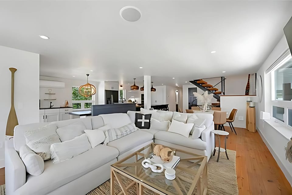 Cozy up on the comfortable large sofa with plenty of additional seating for everyone!