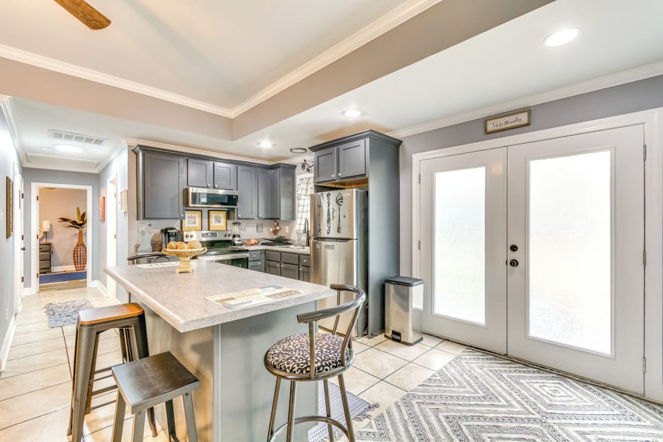 Dining Bar | Dishware/Flatware