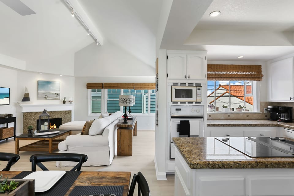 Dining table for 6 and kitchen