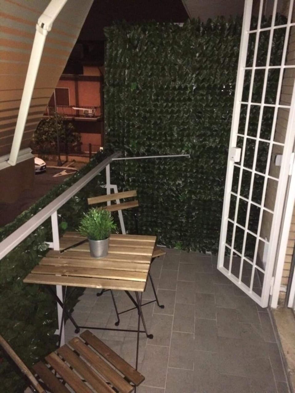 TAVOLO DEL BALCONE PER PRANZARE ALL'ESTERNO