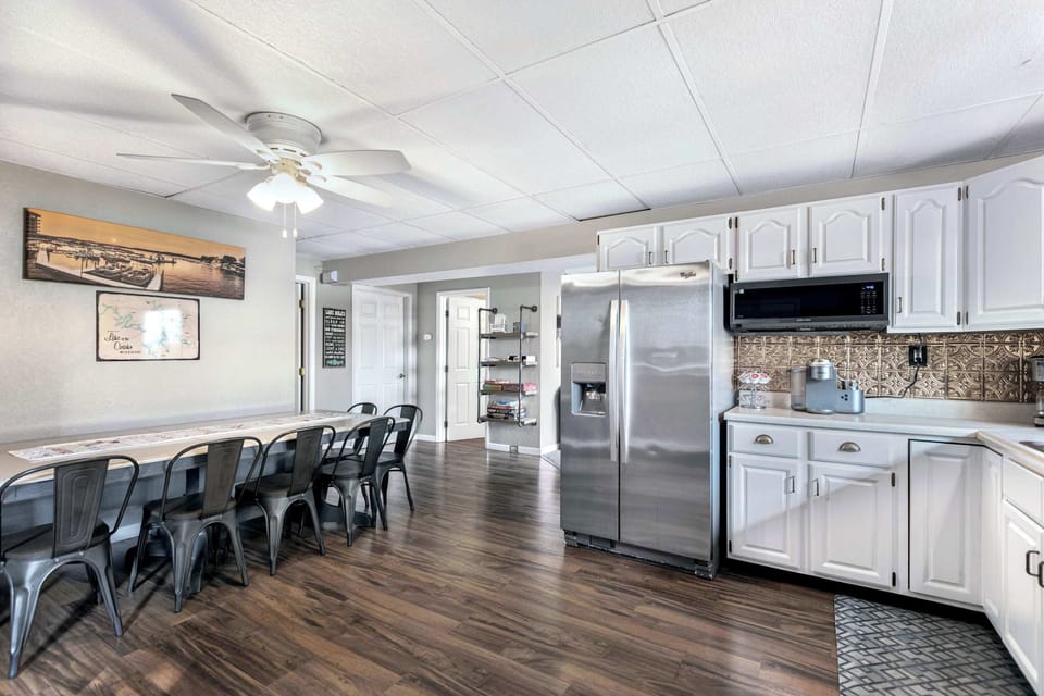 Spacious full kitchen with dining for 10