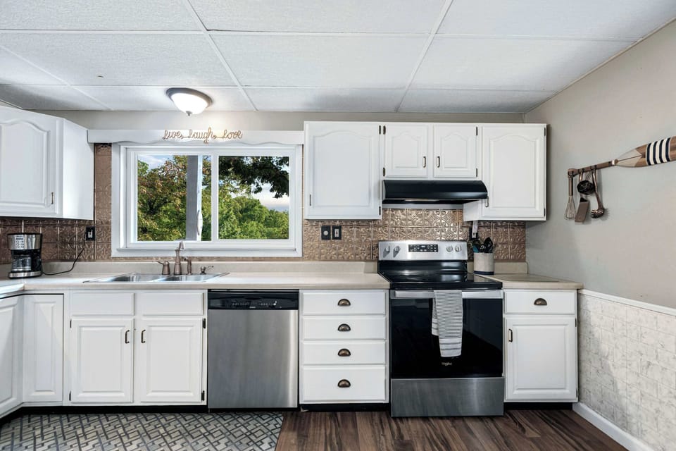Spacious full kitchen with dining for 10