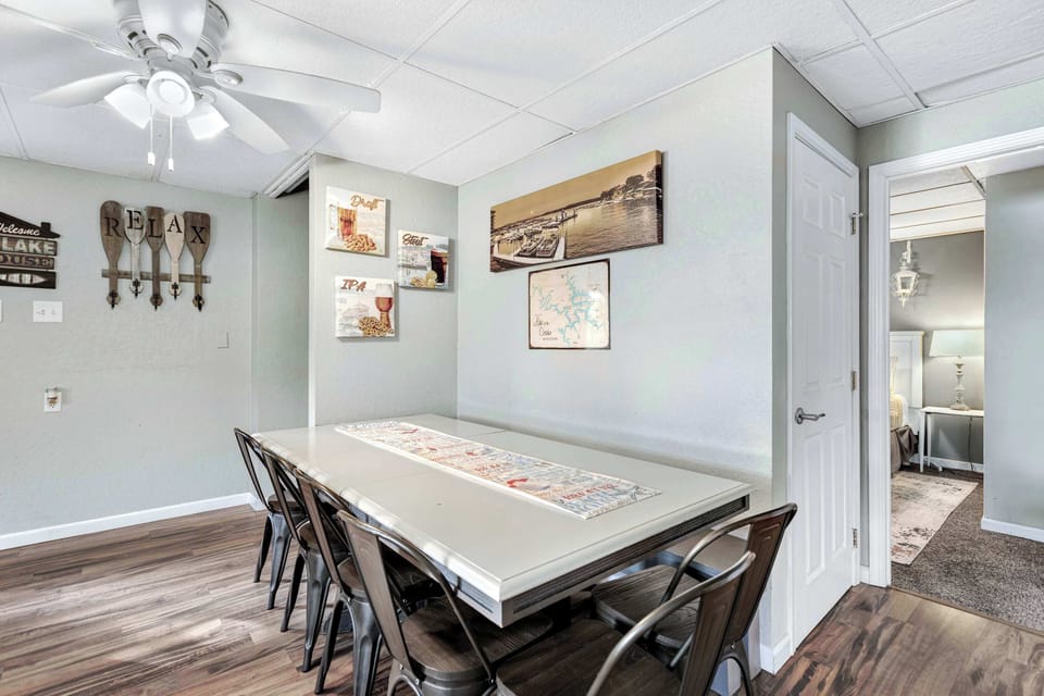 Spacious full kitchen with dining for 10 (bench seat when table is pulled away from the wall)