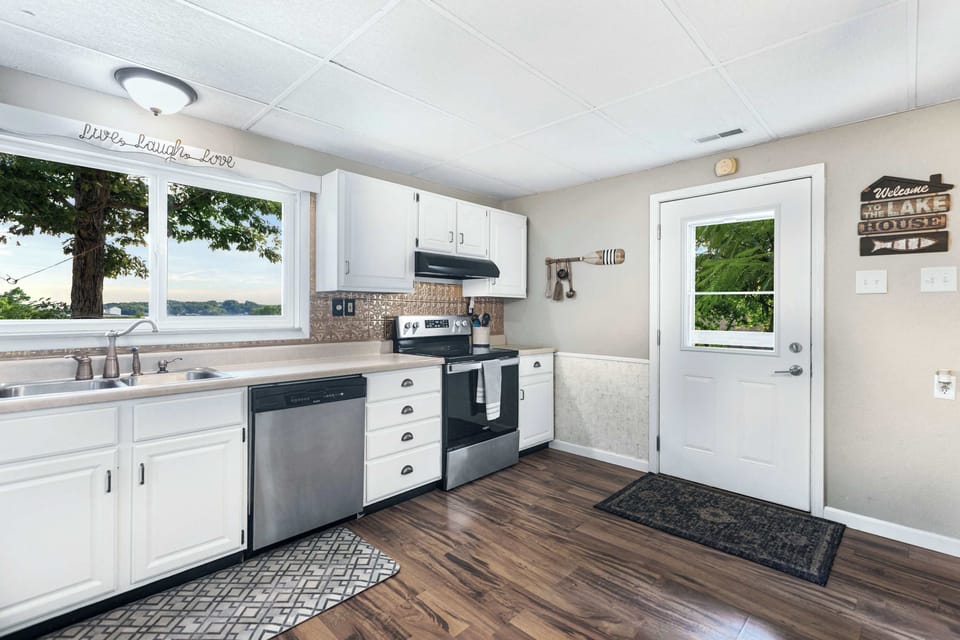 Spacious full kitchen with dining for 10