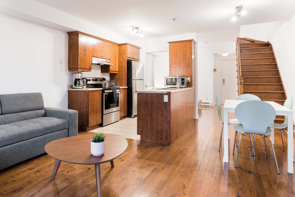 Loft à aire ouverte combinant espace et confort. Chambres au rez-de-chaussée et mezzanine à l’étage avec salle de bain privée. Ambiance chaleureuse grâce à une décoration accueillante et soignée.
