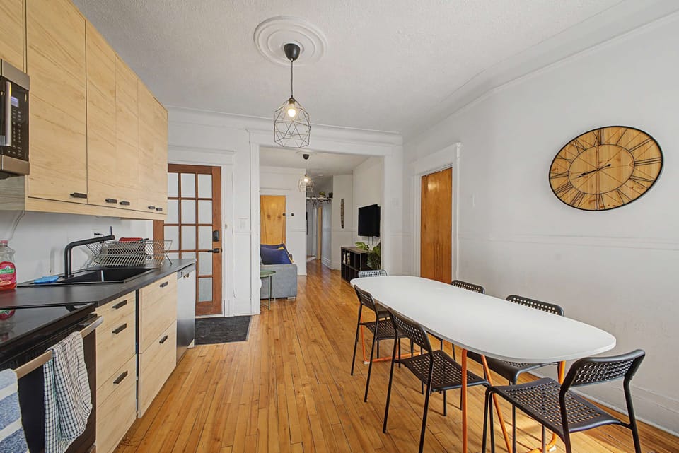 Open layout connecting between living space and dinning area, creating a bright and welcoming flow.
