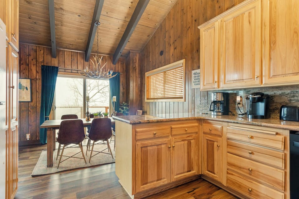 Enjoy a magnificent view with your meals, prepared in a well-equipped kitchen