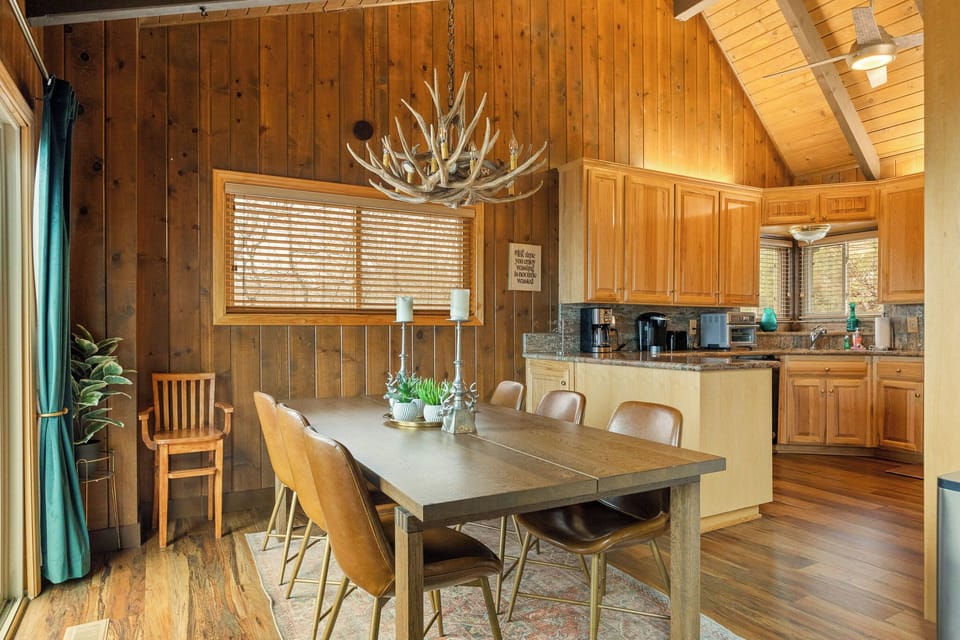 Spacious, open Dining Area with seating for 6