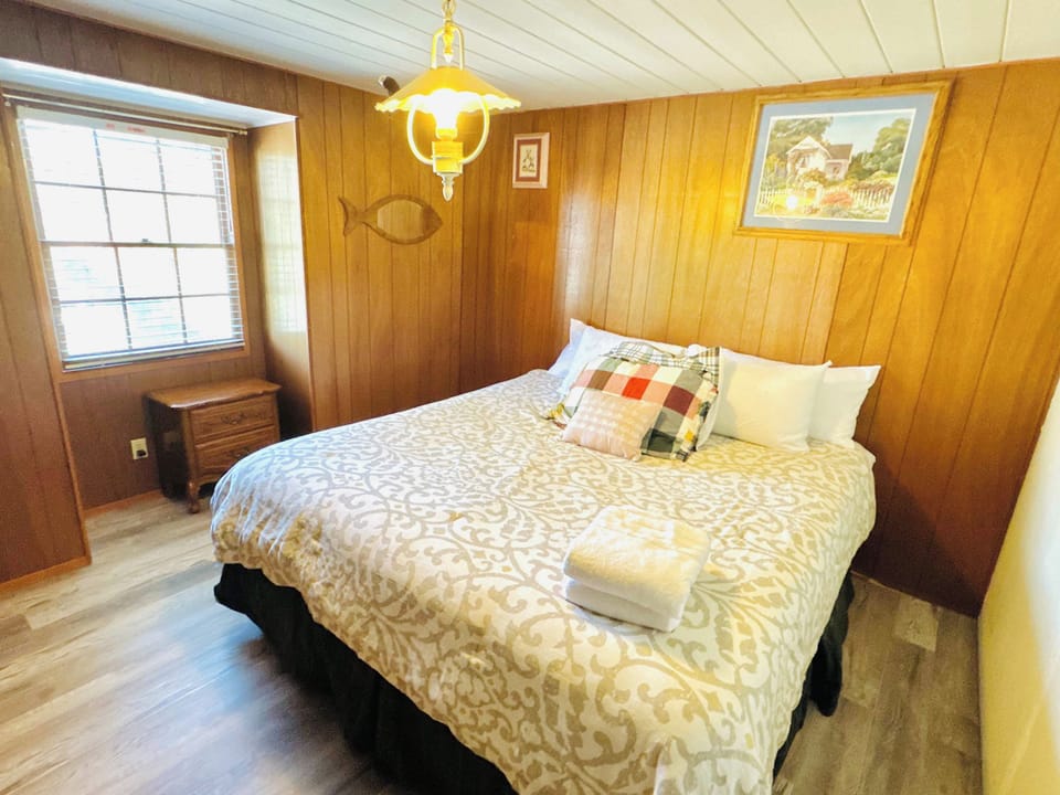 Happy Bear Cabin - Minutes to Village! Cabin in Big Bear