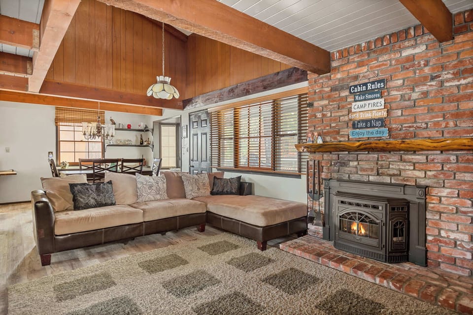 Spacious living area with TV and pellet fireplace