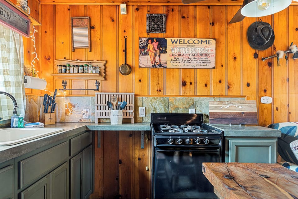Cozy kitchen to prepare your meals.