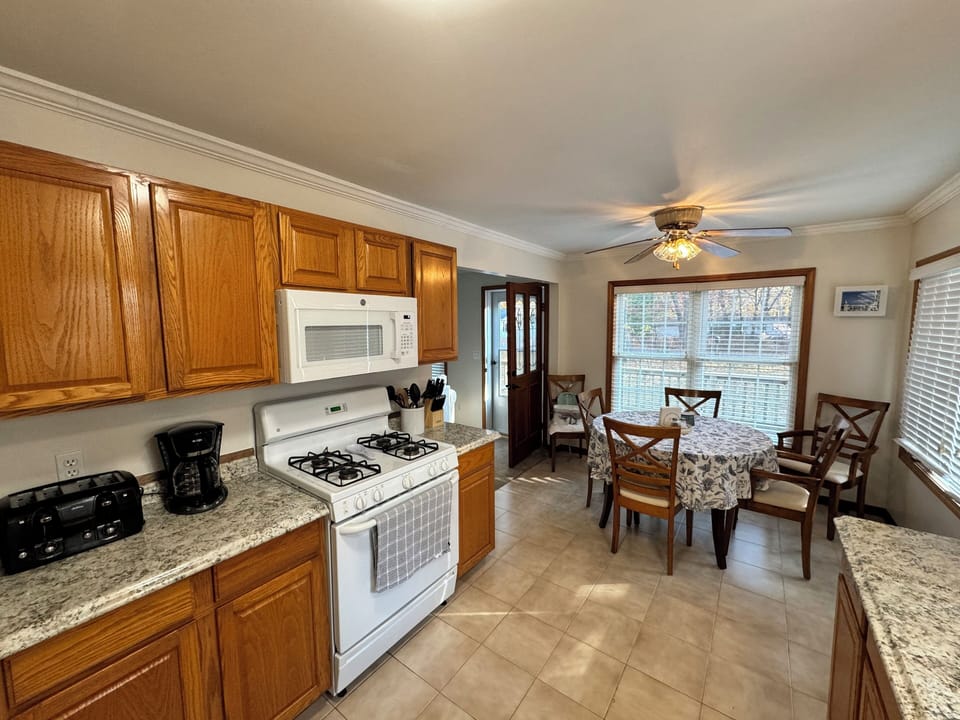 Full kitchen 