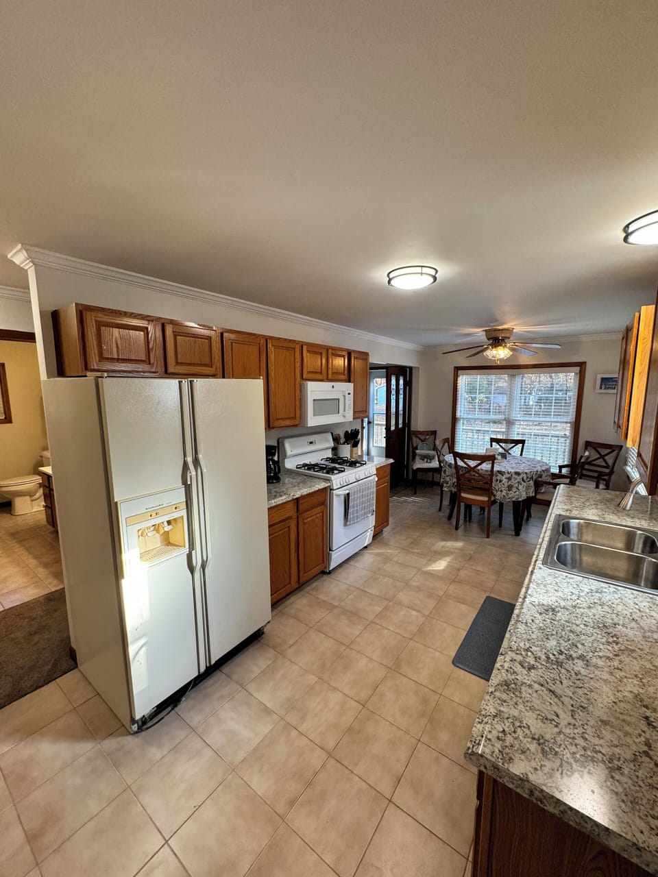 Fully equipped kitchen, kitchen table opens to seat 6