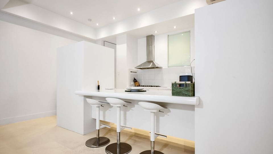 Modern Kitchen and Breakfast Bar