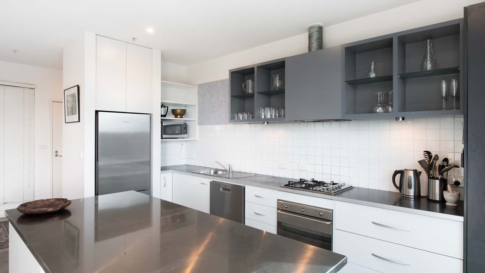 Modern and fully equipped kitchen, ideal for preparing gourmet meals.