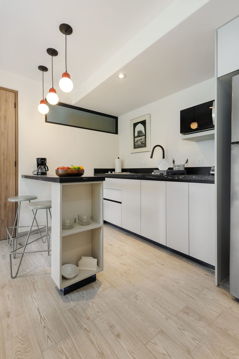 La cocina está equipada con electrodomésticos de calidad.