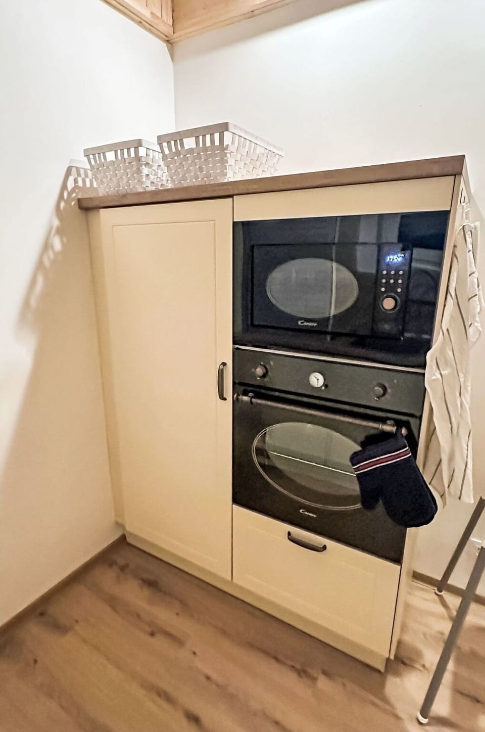 Cabinetry, Wood, House, Floor, Flooring, Hardwood, Gas, Machine, Drawer, Home Appliance