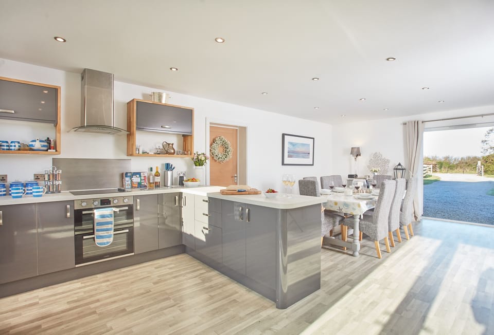 Treveth Lowen (sleep 4). Ground Floor: Enjoy the beautiful open-plan kitchen/dining area
