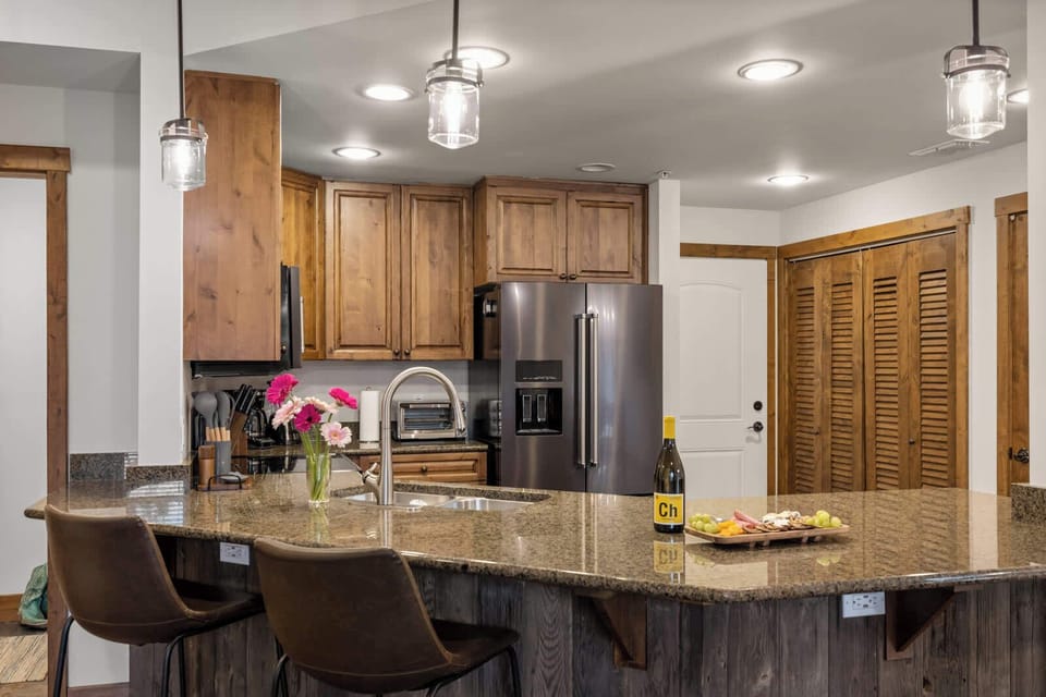 The well-equipped kitchen with breakfast bar 