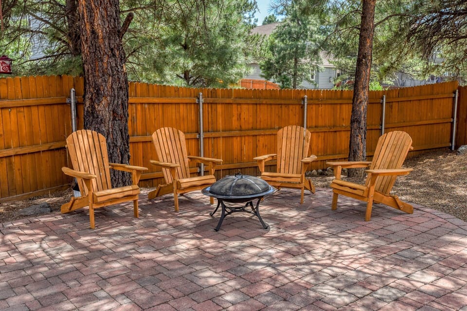 Grill dinner on the BBQ, share stories by the fire pit, or simply relax on the deck while surrounded by Flagstaff's natural beauty with majestic Ponderosa Pines.