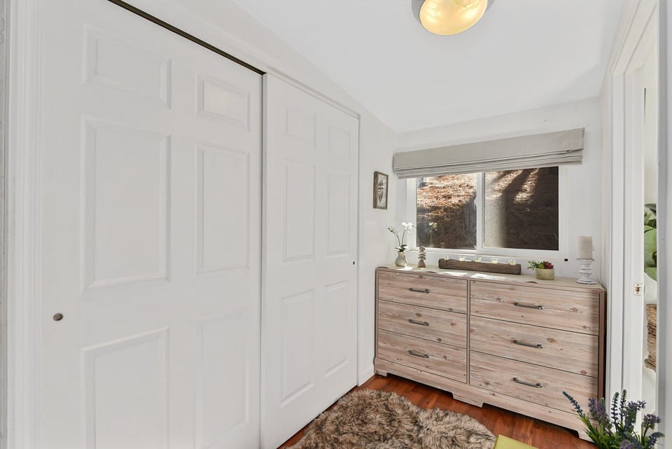 Master Bedroom: Queen bed with luxurious linens, lovely forest-style décor, and an en-suite bathroom with dual vanities and a shower/tub combo.