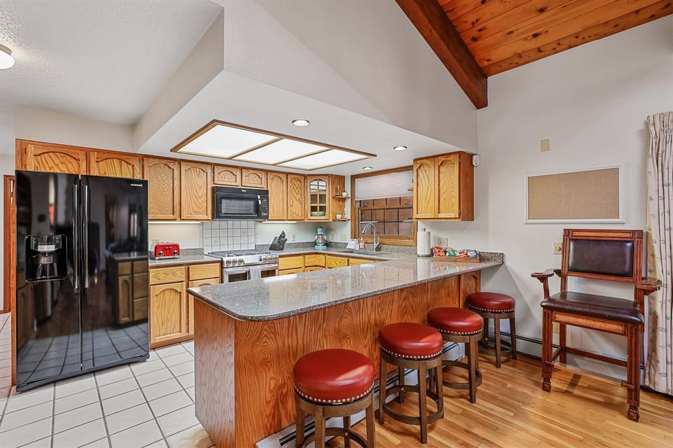 The kitchen is so well-stocked, you might just feel like a contestant on a cooking show (minus the time pressure, of course).