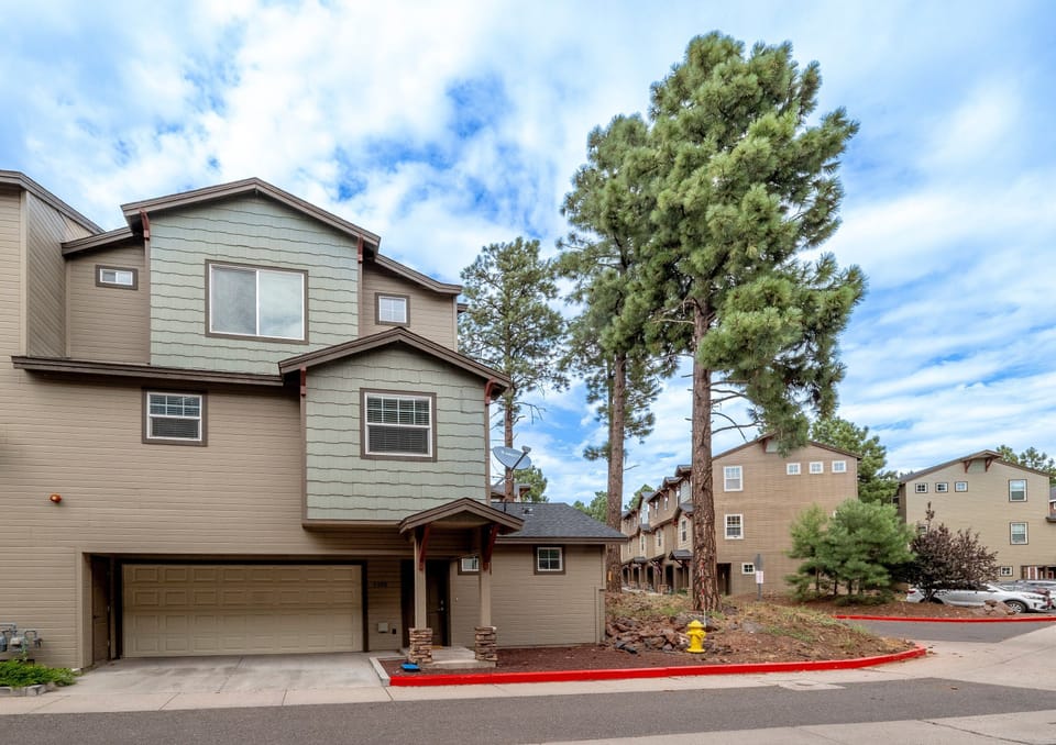 Great Location: Just 3 miles from downtown Flagstaff, 20 minutes to Snowbowl, and 1.5 hours to the Grand Canyon.