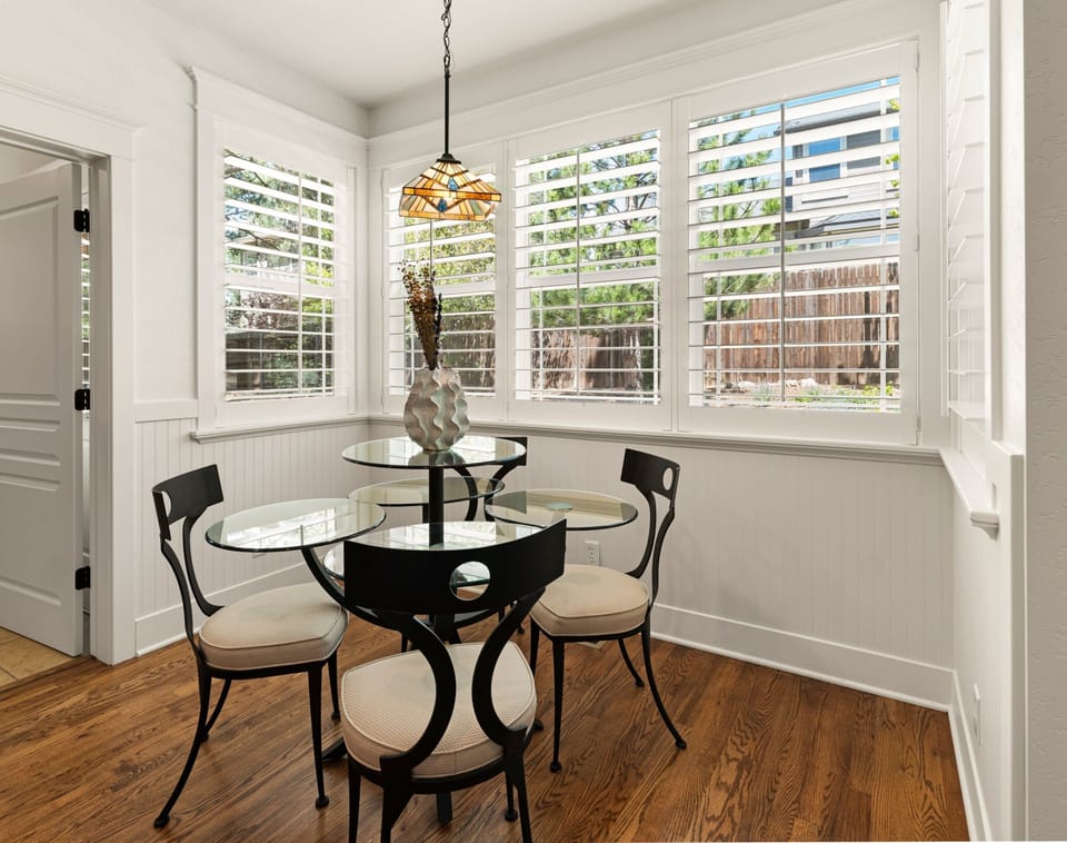 Eat-in kitchen with seating for 4