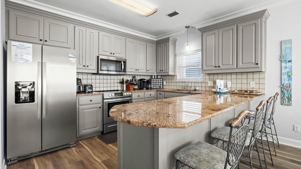 Sunset Place - Fully equipped kitchen featuring a breakfast bar for four.